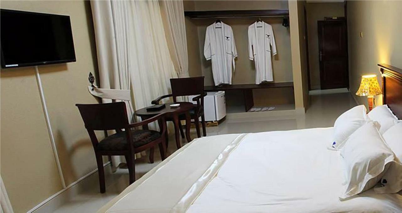 Sapphire Hotel Entebbe Kigo Kajansi Exterior foto