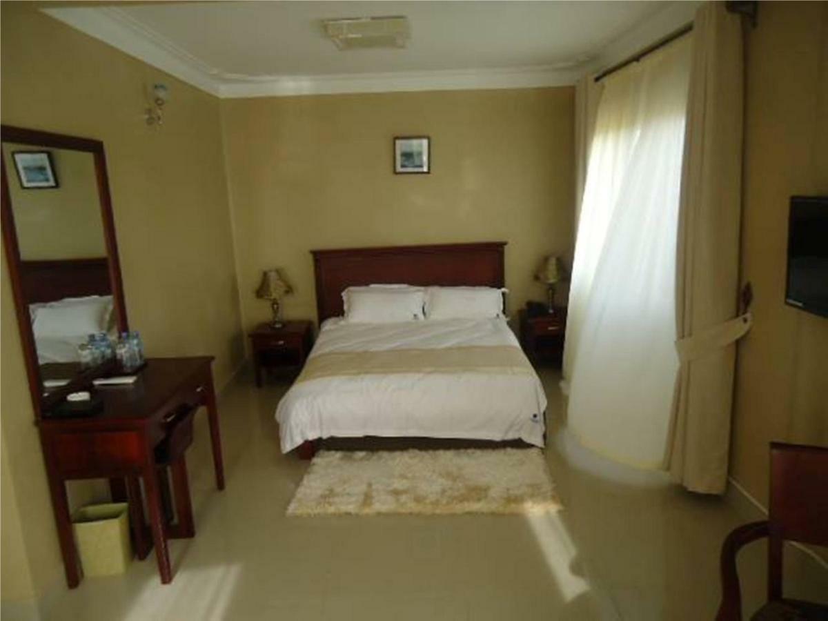 Sapphire Hotel Entebbe Kigo Kajansi Exterior foto